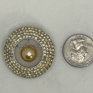 Elegant Gold-Tone Brooch with Pearl Accent